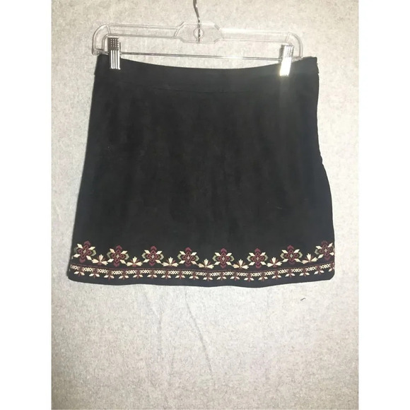 Womens Forever 21 Skirt Mini Black Suede Embroidered Floral Spring Summer - Picture 1 of 6